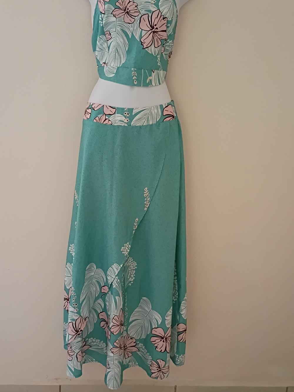 Tropical Floral Two Piece Halter Top & Maxi Skirt Set Size Small